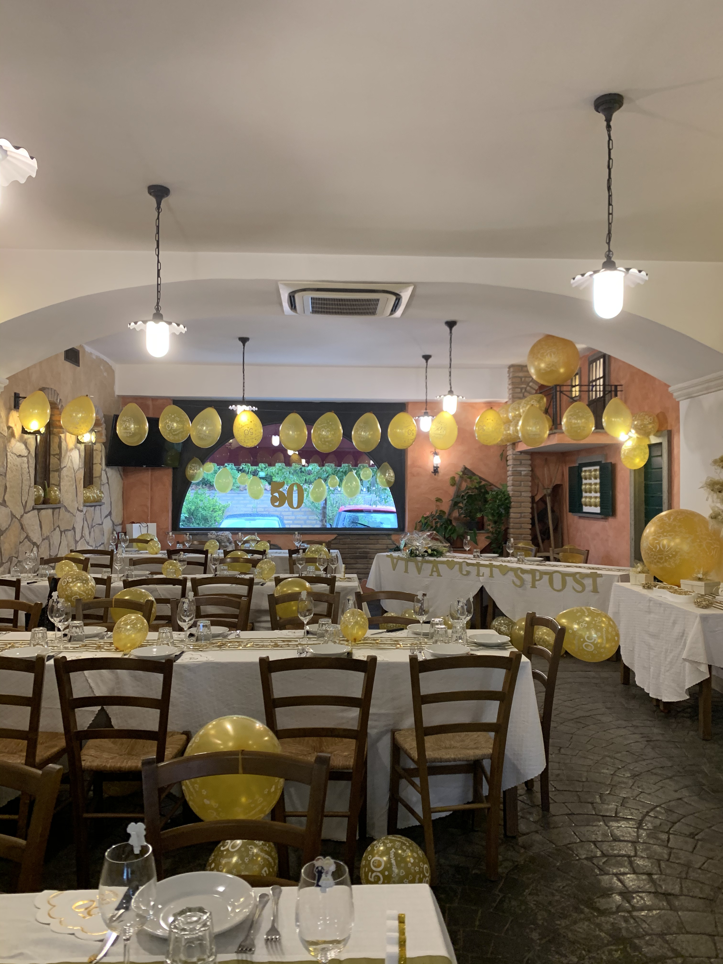 Sala allestita in oro e bianco per festeggiare 50 anni di matrimonio