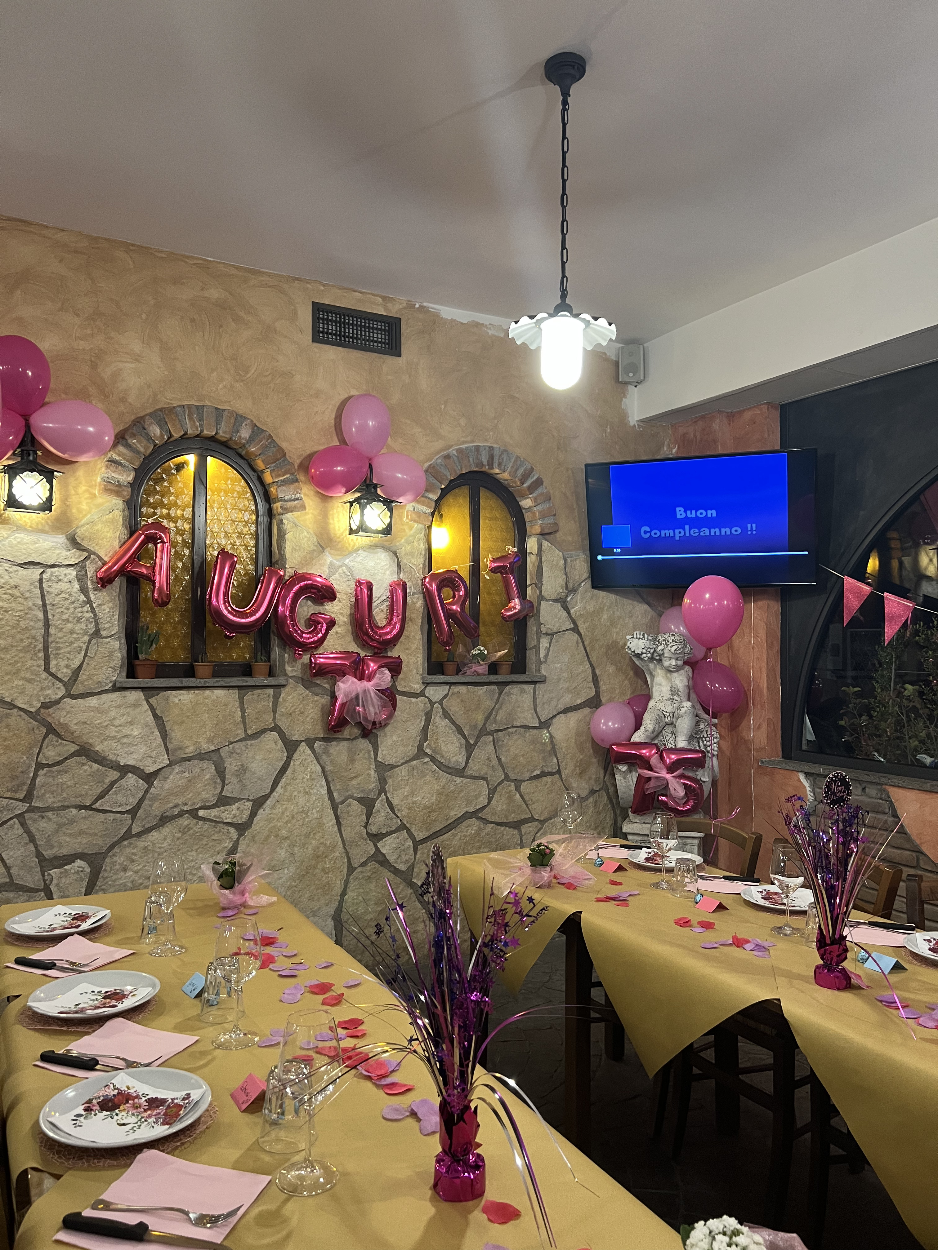 Sala con palloncini AUGURI rosa per un 75esimo compleanno