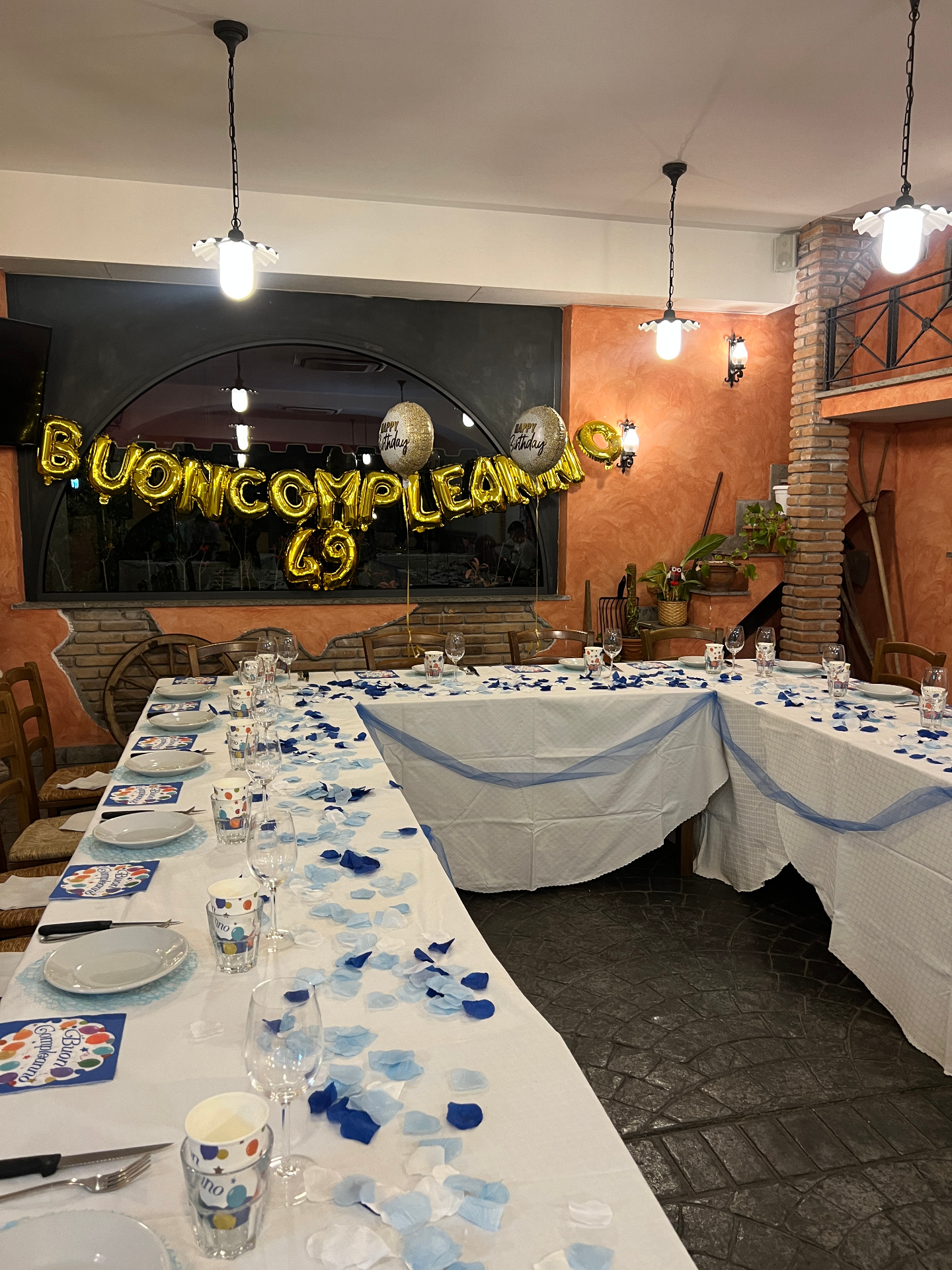 Tavolata allestita per un compleanno con palloncini Buon Compleanno