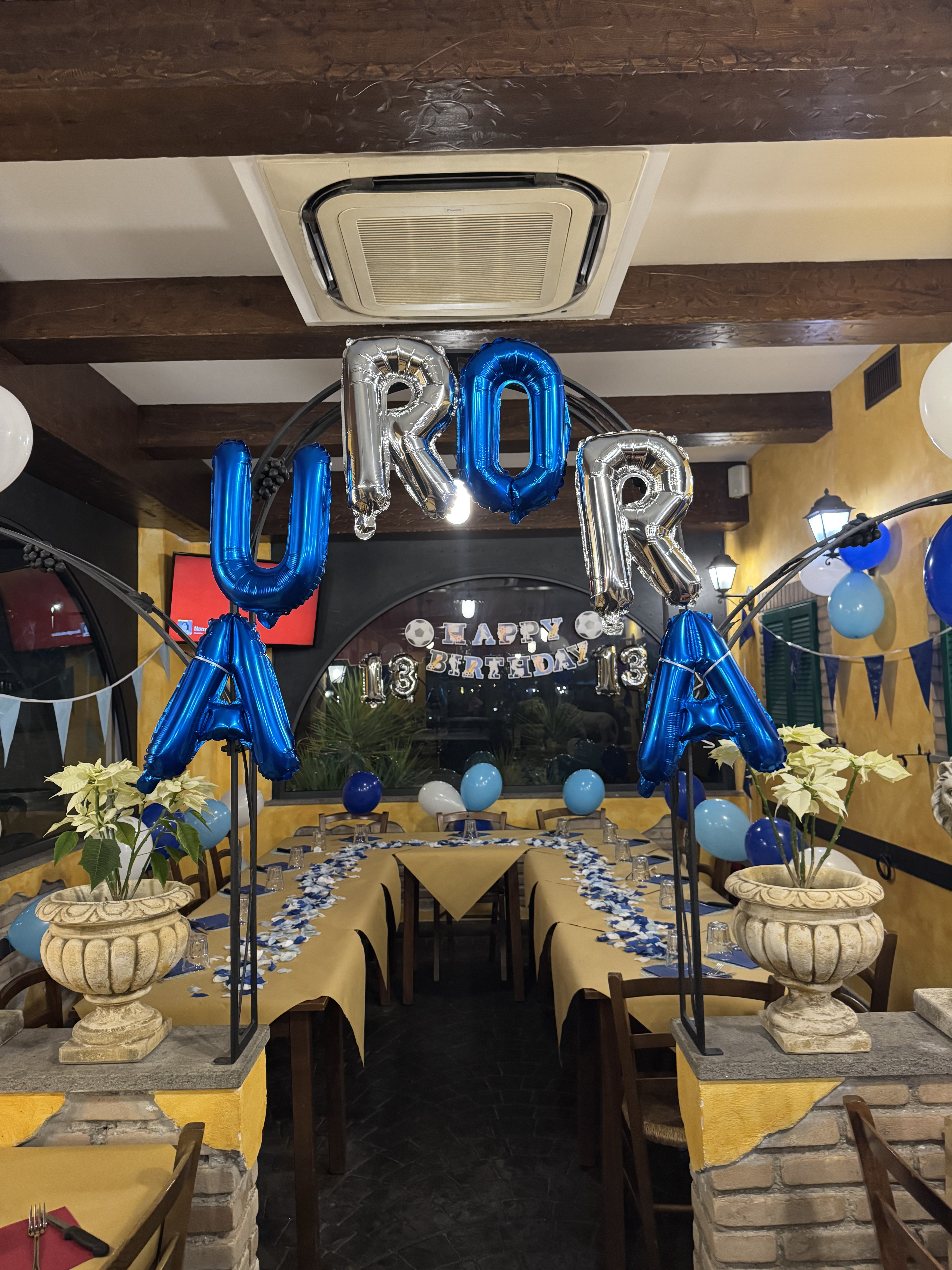 Allestimento in azzurro e argento per un compleanno con palloncini AURORA